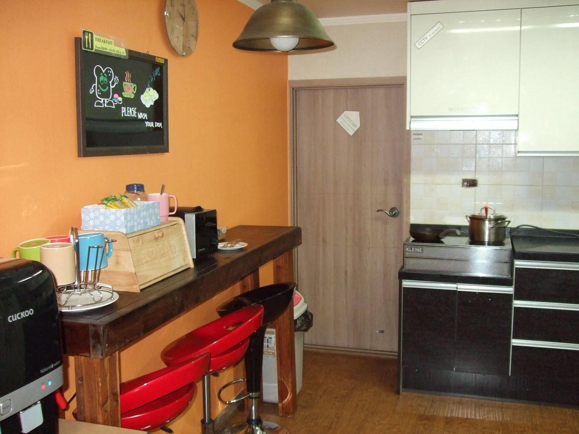 Birdsnest Hostel Hongdae Foreigner Only Сеул Екстер'єр фото